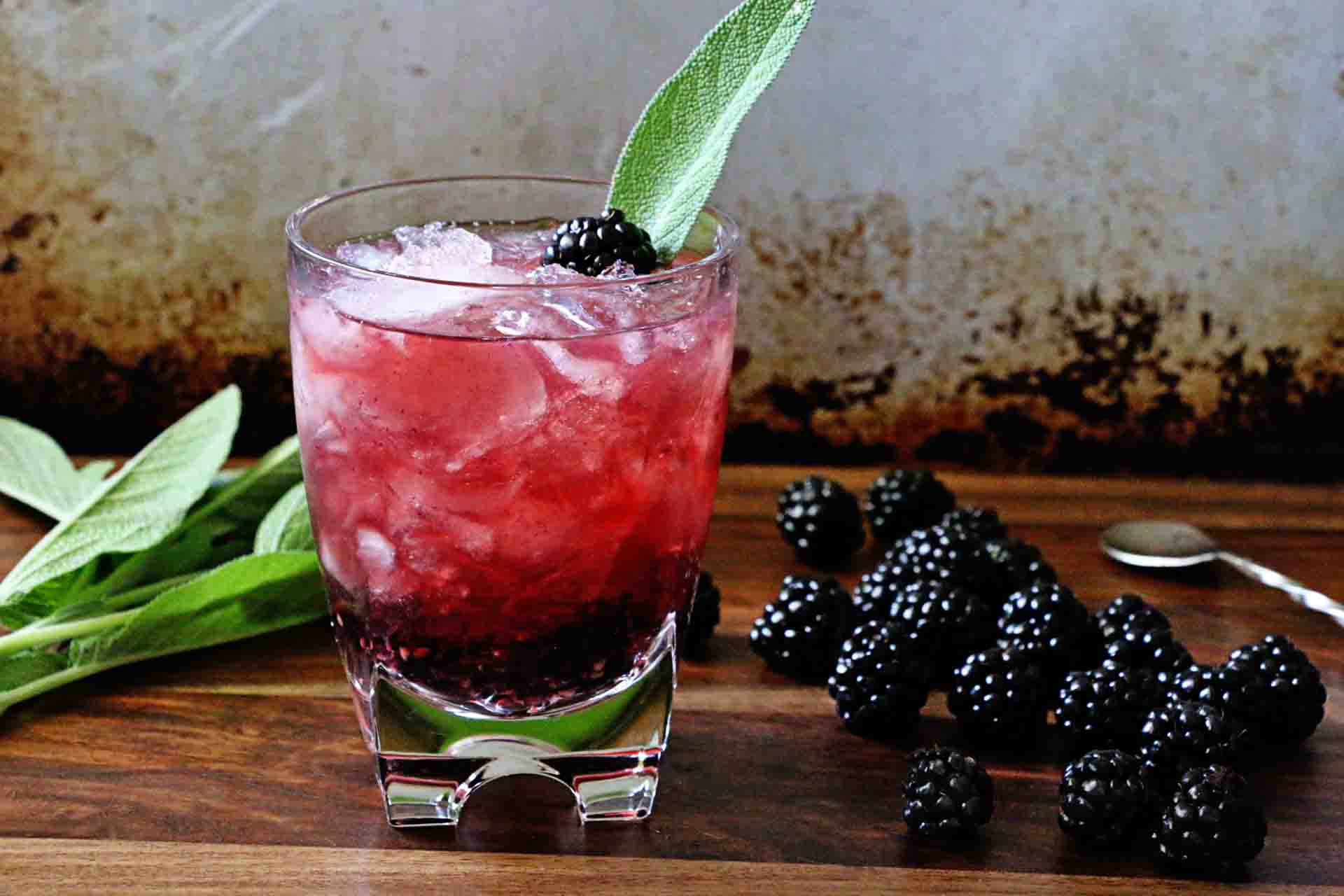 Como preparar un Blackberry Gin Fizz